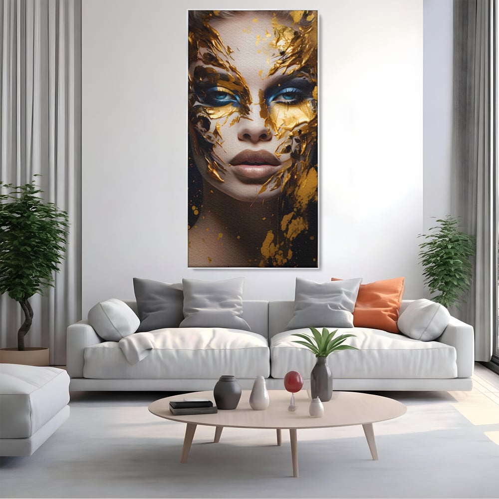 Tablou canvas cu tablou canvas cu portret de femeie si foita de aur, in rama de aluminiu argintiu, pe perete intr-un living